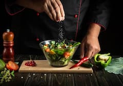 क्या आप भी सलाद में ऊपर से नमक डालकर खाते हैं, तो हो जाएं सावधान! आपकी ये गलती पड़ सकती है भारी