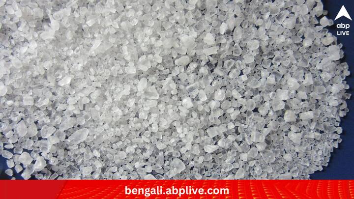 অনেকে এবার এজন্য সামুদ্রিক লবণও ব্যবহার করতে বলে থাকেন। তাঁদের মতে, সামুদ্রিক লবণ ও বেকিং সোডার মিশ্রণে আঙুরগুলি ৫-৭ মিনিট চুবিয়ে রেখে পরিষ্কার করতে পারলেই সমস্যার আশঙ্কা কমানো সম্ভব। (ছবি:PIXABAY)