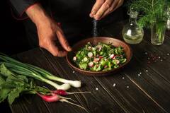 क्या आप भी सलाद में ऊपर से नमक डालकर खाते हैं, तो हो जाएं सावधान! आपकी ये गलती पड़ सकती है भारी