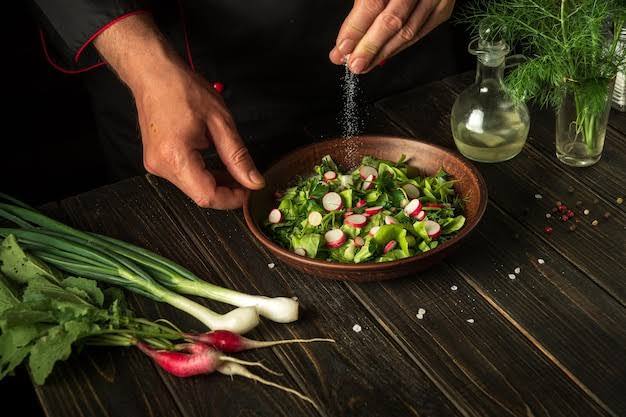 गर्मियों के मौसम में एक प्लेट सलाद और ठंडा-ठंडा रायता मिल जाए तो मजा आ जाता है, लेकिन सलाद और रायते का स्वाद बिना नमक की पूरा नहीं होता है, इसलिए लोग ऊपर से नमक डालकर इसका सेवन करते हैं.