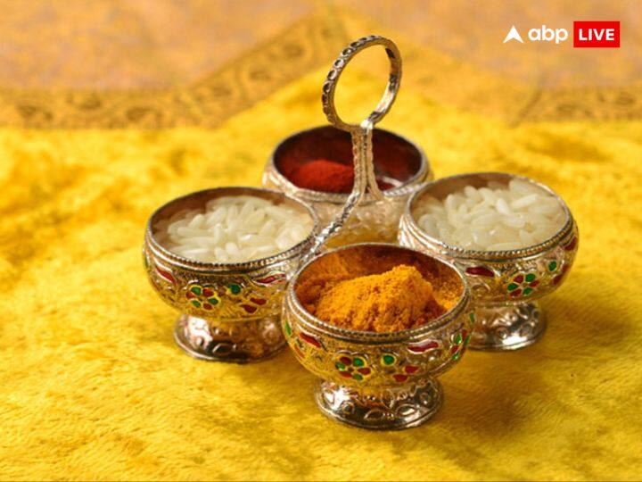 पूजा-पाठ के बाद अगर आप भगवान का आशीर्वाद लेते हैं तो आपको पवित्र तिलक को हमेशा उत्तर दिशा की ओर मुख करके दोनों भौहों के बीच में लगाना चाहिए.