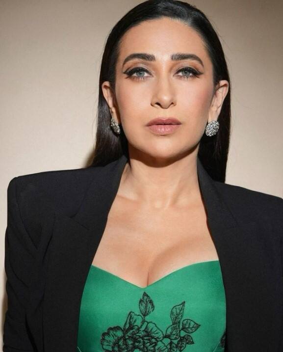 फिल्मी बीट की खबर की माने तो करिश्मा के पिता रणधीर कपूर चाहते थे कि अक्षय खन्ना और करिश्मा की शादी हो जाए. उन्होंने एक्टर के पिता विनोद खन्ना से अपनी बेटी के रिश्ते की बात भी की थी हालांकि करिश्मा की मां इनकी शादी के खिलाफ थीं.