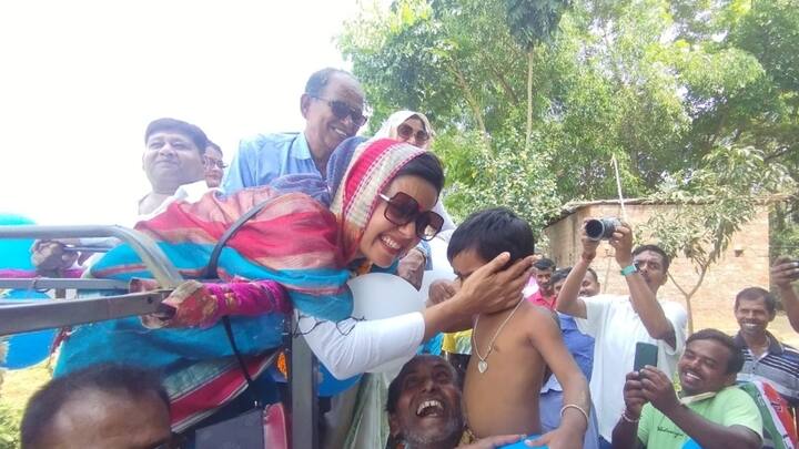 বিদেশি মুদ্রা বিনিময় আইন লঙ্ঘন মামলায় দিল্লিতে তলব করেছে এনফোর্সমেন্ট ডিরেক্টরেট। কিন্তু নির্বাচনী প্রচারে ব্যস্ত থাকায় বৃহস্পতিবার ED-র সামনে হাজিরা দিলেন না কৃষ্ণনগরের তৃণমূল প্রার্থী মহুয়া মৈত্র। বরং এদিন নিজের কেন্দ্রে প্রচারে ব্যস্ত থাকলেন তিনি। ছবি: মহুয়ার সোশ্যাল মিডিয়া হ্যান্ডল থেকে সংগৃহীত।