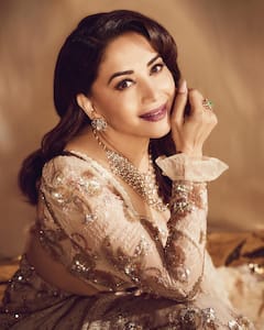Fashion: माधुरी दीक्षित गोल्डन जरी साड़ी को फुल स्लीव्स ब्लाउज के साथ किया स्टाइल, फैंस को पसंद आ रहा उनका स्टाइल