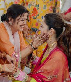 चूड़ा सेरेमनी में नानी का हार और मां का दुपट्टा पहनकर कृति खरबंदा ने पूरा किया बचपन का सपना, दोस्तों पर इस तरह गिराए कलीरे