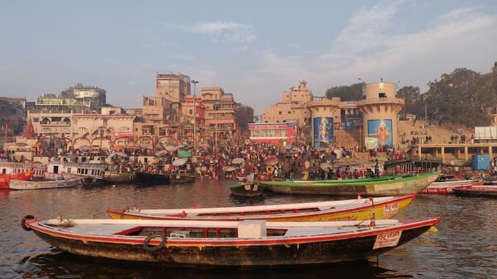 इस बात से साफ जाहिर होता है कि एनर्जी कंजर्वेशन के मामले में बनारस उत्तर प्रदेश में सबसे आगे हैं. और पर्यावरण संरक्षण में अपना काफी अहम योगदान दे रहा है और बिजली बचा रहा है. .