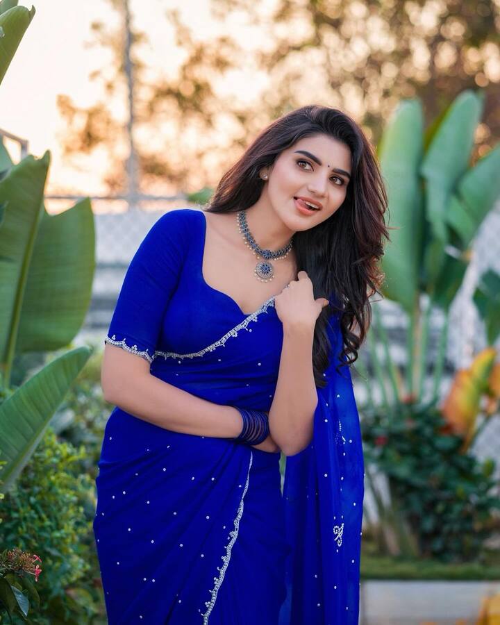 ముఖ్యంగా ఇమ్మాన్యుయేల్ తో ఆమె చేసే లవ్ కామెడీ ప్రేక్షకులను బాగా ఆకట్టుకుంటుంది. Photo Credit: Jabardasth Varsha/Instagram