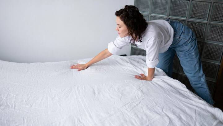 बेडशीट सस्पेंडर्स का उपयोग करें: बेडशीट को चारों कोनों से बिस्तर के फ्रेम से बांधने के लिए बेडशीट सस्पेंडर्स का इस्तेमाल करें. यह बेडशीट को खिसकने से रोकता है.