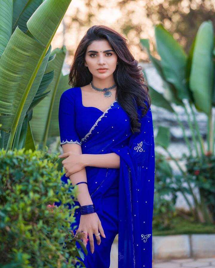 అయితే, ఈ వార్తలపై అటు ఇమ్మాన్యుయేల్ గానీ, ఇటు వర్ష గానీ ఎలాంటి కామెంట్స్ చేయలేదు. Photo Credit: Jabardasth Varsha/Instagram