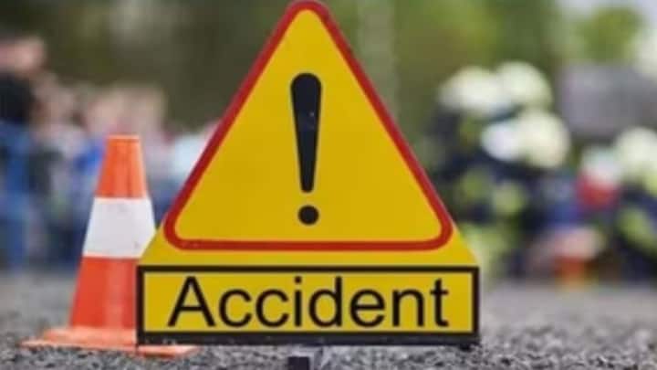 Chhatarpur Accident MP Police Bus fell into Ditch Going to Duty on Bageshwar Dham 10 Injured ann Chhatarpur Accident: ऑटो रिक्शा को बचाने के चक्कर में पुलिसकर्मियों की बस खाई में गिरी, 10 जवान घायल