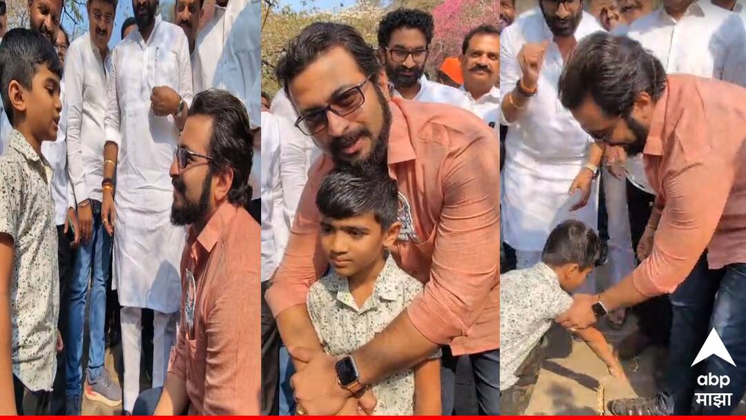 Amol Kolhe Video : इवलसं पोर पण सिंहासारखं धाडस, अमोल कोल्हे गुढघ्यावर बसून पाहातच राहिले, शाहू नाव ऐकताच पाया पडले; 'शिवनेरी'वर काय घडलं? Amol Kolhe Shivneri viral Video school child dialogue of chhatrapati sambhaji maharaj of Swarajyarakshak Sambhaji series shirur lok sabha election marathi Amol Kolhe Video : इवलसं पोर पण सिंहासारखं धाडस, अमोल कोल्हे गुढघ्यावर बसून पाहातच राहिले, शाहू नाव ऐकताच पाया पडले; 'शिवनेरी'वर काय घडलं?