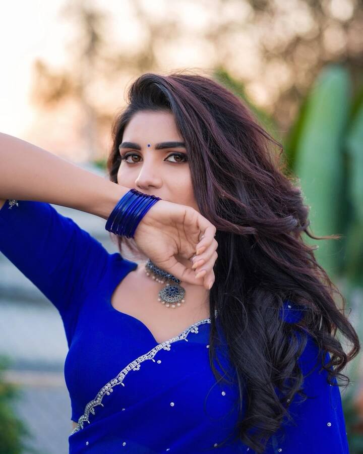 అందంతో పాటు చక్కటి కామెడీ టైమింగ్ తో బాగా పాపులర్ అయ్యింది వర్ష.  Photo Credit: Jabardasth Varsha/Instagram