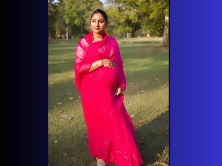 शेयर की गई वीडियो में मोहिना कुमारी का बेबी बंप साफ नजर आ रहा है.  पूरे परिवार के साथ पोज देते हुए मोहिना बहुत खूबसूरत नजर आ रही हैं.