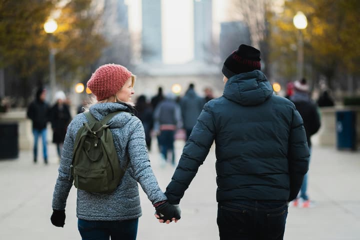 If you feel safe and comfortable while being with someone, it is a good sign of the beginning of a healthy relationship.  People often seem like this in the beginning, but after a few meetings it is not that difficult to recognize.  (Photo Credit: Pexels)