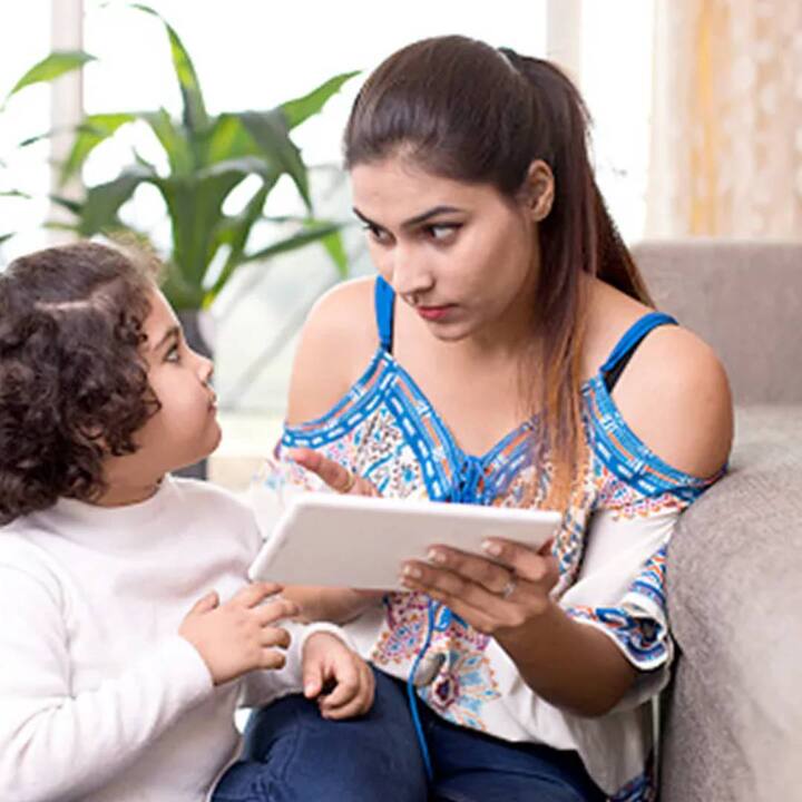 ਜਦੋਂ ਬੱਚਾ ਤੁਹਾਡੀ ਗੱਲ ਨਹੀਂ ਸੁਣਦਾ, ਤਾਂ ਉਸ ਨਾਲ ਅੱਖਾਂ ਨਾਲ ਸੰਪਰਕ ਕਰੋ ਅਤੇ ਆਪਣੇ ਵਿਚਾਰ ਪ੍ਰਗਟ ਕਰੋ। ਇਸ ਨਾਲ ਬੱਚਾ ਤੁਹਾਡੀ ਗੱਲ ਨੂੰ ਜਲਦੀ ਸੁਣੇਗਾ ਅਤੇ ਸਮਝੇਗਾ। ਦੂਰੋਂ ਰੌਲਾ ਪਾਉਣ ਦੀ ਬਜਾਏ, ਤੁਹਾਨੂੰ ਆਸਾਨੀ ਨਾਲ ਉਸ ਦੇ ਨੇੜੇ ਜਾਣਾ ਚਾਹੀਦਾ ਹੈ ਅਤੇ ਗੱਲ ਨੂੰ ਕਹਿਣਾ ਚਾਹੀਦਾ ਹੈ।