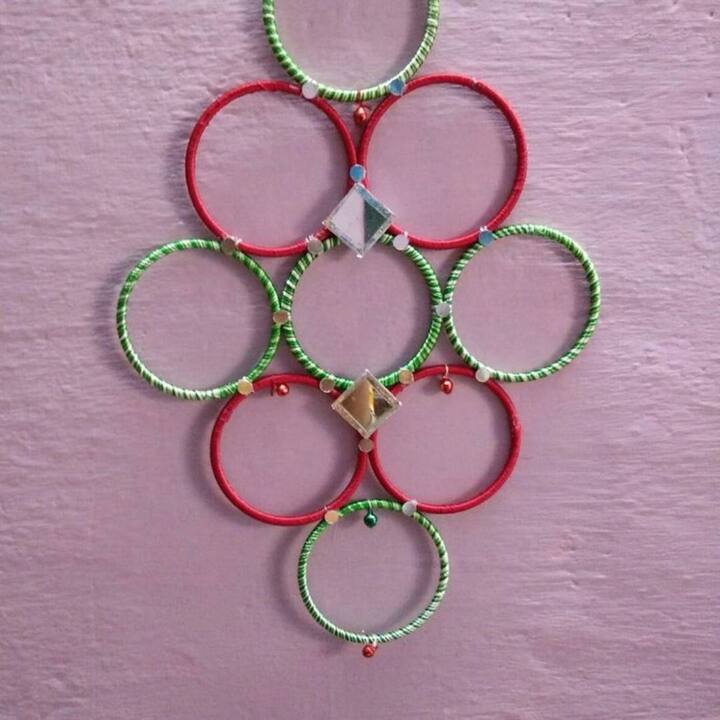 ਚੂੜੀਆਂ ਤੋਂ ਵੀ ਸੁੰਦਰ ਕੰਧ ਹੈਂਗਿੰਗ ਬਣਾਈ ਜਾ ਸਕਦੀ ਹੈ। ਇੱਕ ਵੱਡਾ ਚੱਕਰ ਲਓ ਅਤੇ ਇਸਨੂੰ ਸਜਾਓ ਇਸਦੇ ਹੇਠਾਂ, ਵੱਖ-ਵੱਖ ਲੰਬਾਈ ਦੀਆਂ ਚੂੜੀਆਂ ਨੂੰ ਟ੍ਰੇਡਾਂ ਵਿੱਚ ਲਟਕਾਓ। ਫਿਨਿਸ਼ਿੰਗ ਲਈ ਇਸਦੇ ਹੇਠਾਂ ਖੰਭ ਜਾਂ ਸ਼ੀਸ਼ਾ ਵੀ ਲਗਾਇਆ ਜਾ ਸਕਦਾ ਹੈ।