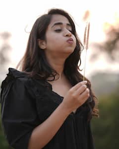 Deepthi Sunaina Photos: బ్లాక్‌ డ్రెస్‌లో దీప్తి సునయన సోకుల విందు - ఆమెను ఇలా చూసి మనసు పారేసుకుంటున్న కుర్రకారు