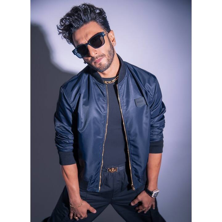 रणवीर सिंह – बॉलीवुड एक्टर रणवीर सिंह भी ऐसी एक घटना से गुजर चुके हैं. एक्टर जब ‘बाजीराव मस्तानी’ की शूटिंग कर रहे थे तो उन्हें एक बहुत अजीब अनुभव हुआ था. उन्होंने बताया था कि सेट की एक दीवार पर धूल जमी हुई थी जिसमें उन्हें बाजीराव का आकार दिखाया दिया था.