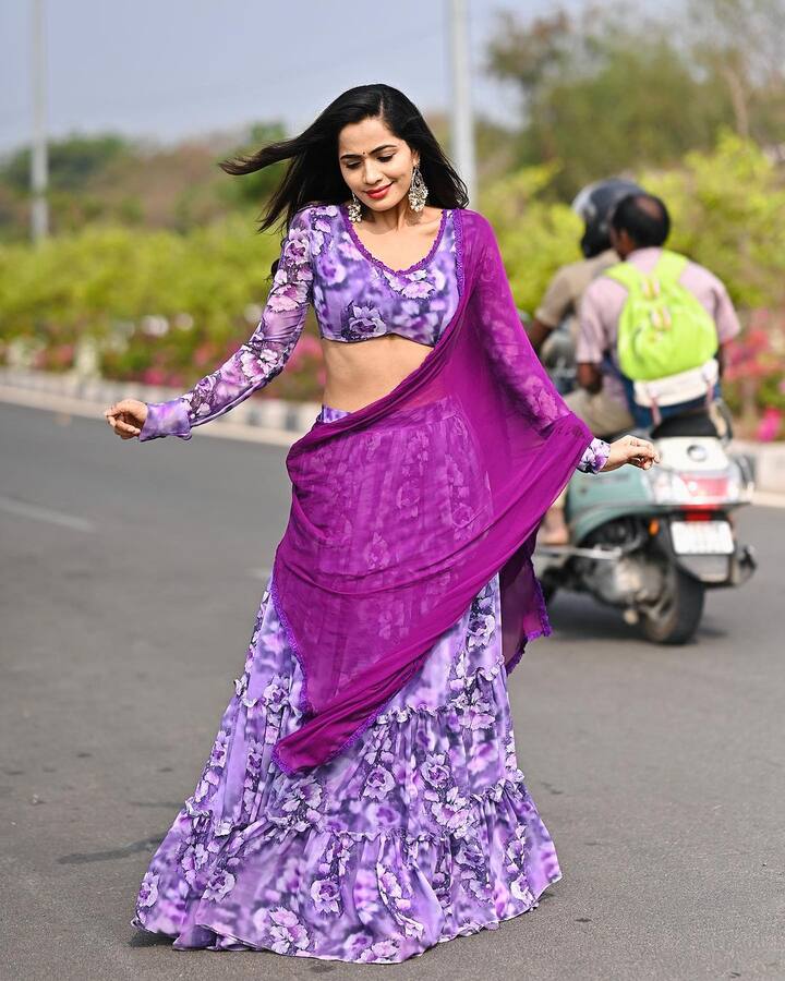 సీరియల్​లో ఆకట్టుకున్న ఈ భామ.. బిగ్​బాస్​లో చాలా నెగిటివిటీని మూటగట్టుకుంది. టాస్క్​లు ఆడడం దగ్గరనుంచి మాటలు మార్చడం వరకు అన్ని ఆమెకు నెగిటివ్​ మార్క్​నే తీసుకొచ్చాయి.(Images Source : Instagram/shobhashettyofficial)