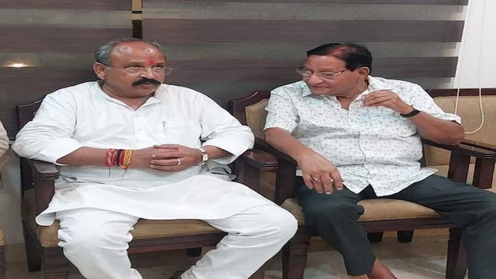 Prahlad Gunjal Congress Candidate Kota Bundi Seat Met With Shanti Dhariwal Rajasthan Lok Sabha Elections 2024 ANN Lok Sabha Elections: शांति धारीवाल के आवास पर पहुंचे प्रहलाद गुंजल, दोनों एक- दूसरे के रहे हैं धुर विरोधी