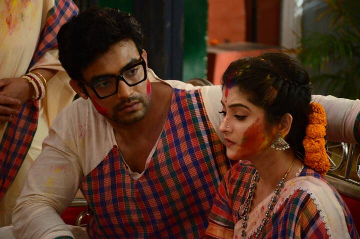 তবে এখানেই শেষ নয় চমকের। অনিকেত তিস্তাকে ফোন করে তার সঙ্গে হোলি খেলবে বসে। দত্তবাড়িতে আমন্ত্রণ জানায় তিস্তাকে।