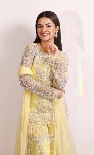 ਇਨ੍ਹਾਂ ਤਸਵੀਰਾਂ 'ਚ ਅਵਨੀਤ ਕੌਰ ਦਾ ਦੇਸੀ ਲੁੱਕ ਦੇਖਣ ਯੋਗ ਹੈ, ਜਿਸ 'ਚ ਉਹ ਕਿਸੇ ਅਪਸਰਾ ਵਾਂਗ ਖੂਬਸੂਰਤ ਲੱਗ ਰਹੀ ਹੈ।