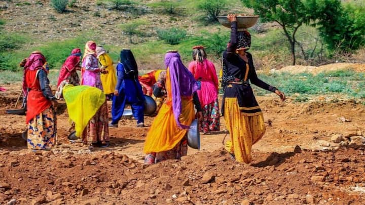 PM Narendra Modi Govt Increase MGNREGA Wage Rates 3 To 10 Percent Ahead 2024 Lok Sabha Election MGNREGA Wage Rates: लोकसभा चुनाव से पहले सरकार का तोहफा, मनरेगा की मजदूरी में बंपर बढ़ोतरी, नोटिफिकेशन जारी