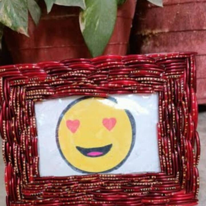 ਚੂੜੀਆਂ ਦੀ ਮਦਦ ਨਾਲ ਸੁੰਦਰ ਫੋਟੋ ਫਰੇਮ ਵੀ ਬਣਾਏ ਜਾ ਸਕਦੇ ਹਨ। ਕੁਝ ਸੁੰਦਰ ਤੋਹਫ਼ੇ ਕਾਗਜ਼ ਜਾਂ ਫੈਬਰਿਕ ਨਾਲ ਇੱਕ ਗੱਤੇ ਨੂੰ ਢੱਕੋ। ਇਸ ਗੱਤੇ 'ਤੇ ਚੂੜੀਆਂ ਨੂੰ ਵੱਖ-ਵੱਖ ਤਰੀਕਿਆਂ ਨਾਲ ਵਿਵਸਥਿਤ ਕਰੋ। ਤੁਸੀਂ ਚਾਹੋ ਤਾਂ ਸਾਰੀਆਂ ਚੂੜੀਆਂ ਇੱਕ ਪਾਸੇ ਰੱਖ ਦਿਓ ਅਤੇ ਇੱਕ ਪਾਸੇ ਤਸਵੀਰ ਲਗਾਓ। ਜਾਂ, ਚਾਰੇ ਪਾਸੇ ਚੂੜੀਆਂ ਨਾਲ ਫਰੇਮ ਨੂੰ ਸਜਾਓ।