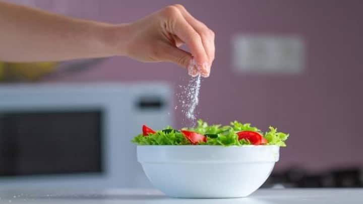 Salt In Salad: क्या आप भी सलाद या रायते में ऊपर से नमक डालकर खाते हैं तो अपनी इस गलती को आज ही सुधार लीजिए, क्योंकि से कई गंभीर नुकसान आपके शरीर को हो सकते हैं.