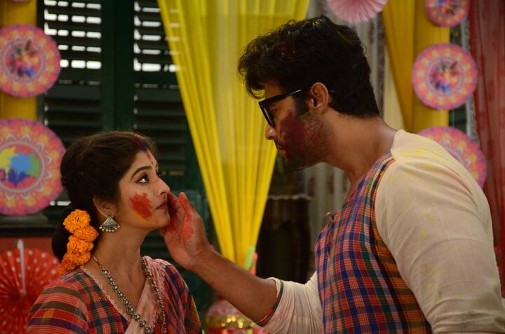 আজ নাচে-গানে জমে উঠেছিল এপিসোড। লাল আবিরে শ্যামলীকে রাঙিয়ে দেয় অনিকেত। জমে ওঠে তাঁদের রসায়ন