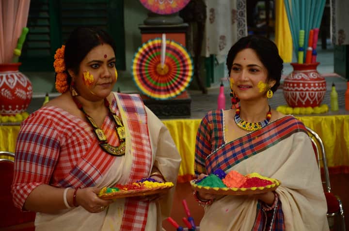 ধারাবাহিক 'নিম ফুলের মধু' (Neem Phuler Madhu)-তে নতুন মোড়। দোলযাত্রার পর্বে আসবে নতুন চমক। কী কী হল আজকের এপিসোড? এক ঝলকে দেখে নেওয়া যাক।