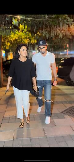 Ranbir Kapoor Dinner Date: मां नीतू कपूर के साथ डिनर डेट पर गए रणबीर कपूर, पैपराजी के लिए इस अंदाज में दिए पोज