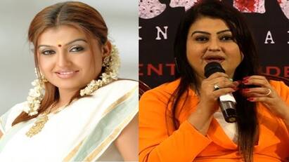 Actress Sona Heiden has turend into a director through her biopic smoke Actress Sona: 99% உண்மை... தன் சுயசரிதையை தானே இயக்கி நடித்துள்ள நடிகை சோனா: பரபரப்பு கிளப்புவாரா?