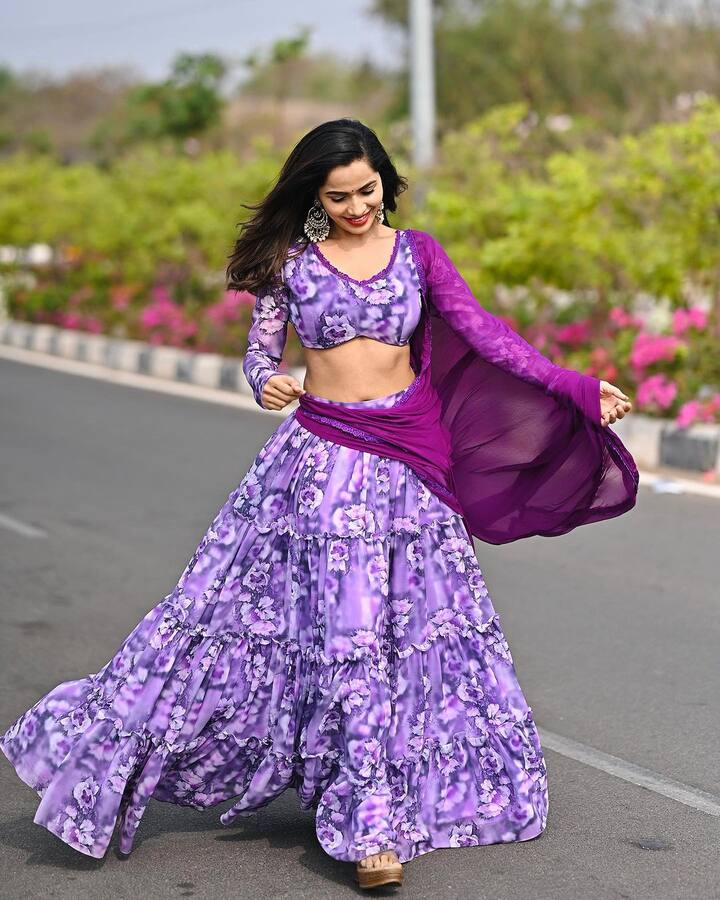 కార్తీకదీపంలో చేసిన యశ్​నే ప్రేమించి బిగ్​బాస్​ నుంచి వచ్చిన తర్వాత ఎంగేజ్​మెంట్ చేసుకుంది. (Images Source : Instagram/shobhashettyofficial)