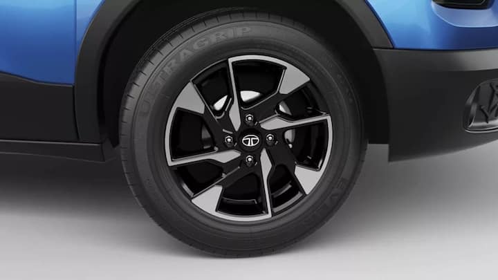 टाटा ने पिछले महीने पंच लाइन-अप के तीन नए वेरिएंट मार्केट में उतारे और 10 वेरिएंट को कंपनी ने बंद किया. जिन तीन वेरिएंट को टाटा ने जोड़ा, उन मॉडल में क्रिएटिव MT, क्रिएटिव फ्लैगशिप MT और क्रिएटिव AMT वेरिएंट शामिल हैं, वहीं Camo एडिशन के 10 वेरिएंट को कंपनी ने बंद किया.