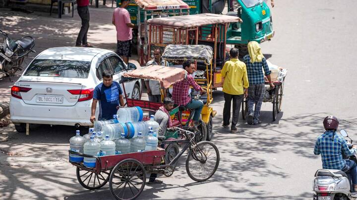 आईएमडी के मुताबिक दिन के दौरान सापेक्षिक आर्द्रता 82 प्रतिशत से 33 प्रतिशत के बीच रही.