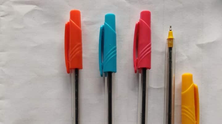 बॉल पेन को लेकर अक्सर लोगों के मन में सवाल आता है. क्या वाकई में इसके अंदर कोई गेंद होती है. जो इसका नाम बॉल पेन रखा गया है. तो चलिए जानते हैं.