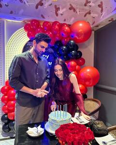 सना जावेद के लिए लाल गुलाब और केक लेकर आए शोएब मलिक, देखें बर्थडे पार्टी की इनसाइड तस्वीरें