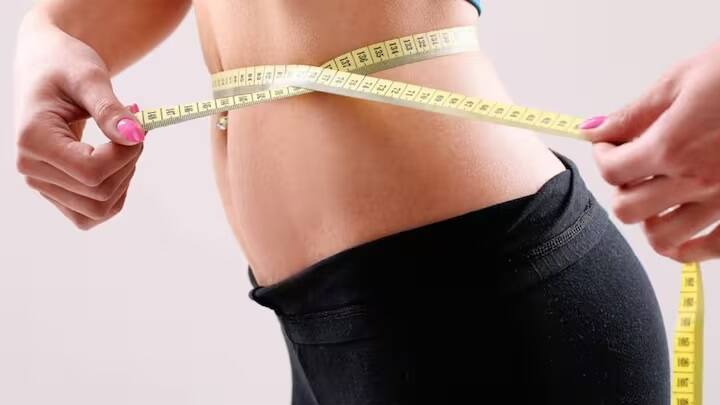 એવા ઘણા લોકો છે જે વજન ઘટાડવા માટે કડક ડાયટ, હેવી વર્કઆઉટ, યોગા કરે છે. પરંતુ ઘણા પ્રયત્નો કરવા છતાં પણ કમર અને પેટની ચરબી ઓછી થતી નથી. તેની પાછળનું કારણ તમારી કેટલીક ખોટી આદતો છે.