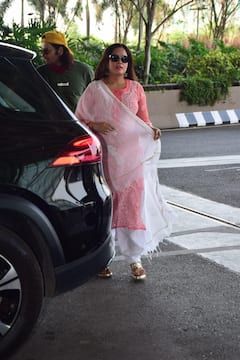 एयरपोर्ट पर बाहों में बाहें डाले स्पॉट हुए अली फजल-ऋचा चड्ढा, दुपट्टे से बेबी बंप छुपाती नजर आईं एक्ट्रेस