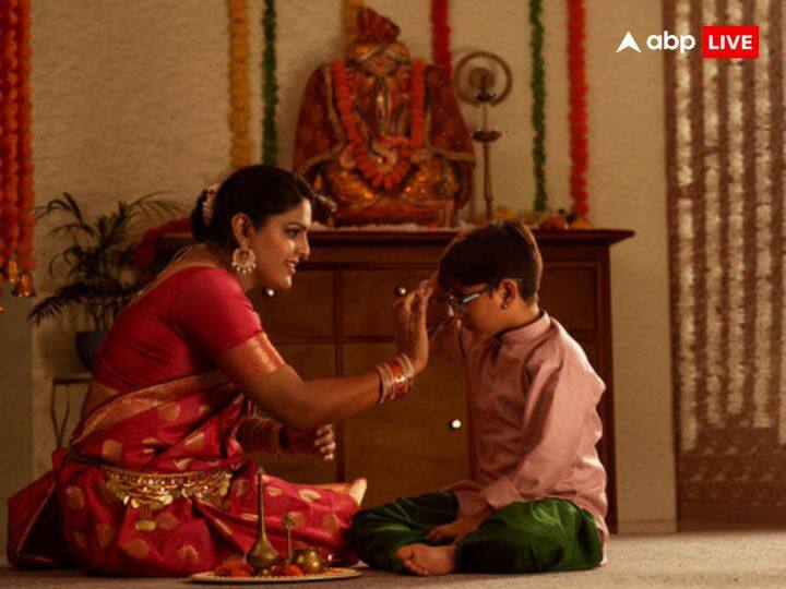 तिलक को लगाने के नियम हैं, आखिर किस उंगली से तिलक लगाना चाहिए. तिलक लगाने के लिए दाहिने हाथ की अनामिका (Ring Finger) का प्रयोग करना चाहिए.