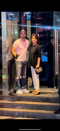 Ranbir Kapoor Dinner Date: मां नीतू कपूर के साथ डिनर डेट पर गए रणबीर कपूर, पैपराजी के लिए इस अंदाज में दिए पोज