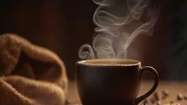 જરૂરિયાત કરતાં વધુ કોફી પીવી સ્વાસ્થ્યને નુકસાન પહોંચાડે છે. કોફી વધુ પડતી પીવાથી શું નુકસાન થઈ શકે છે.કોફી પીવી સારી છે પરંતુ વધુ પડતી કોફી પીવી સ્વાસ્થ્યને નુકસાન પહોંચાડે છે.