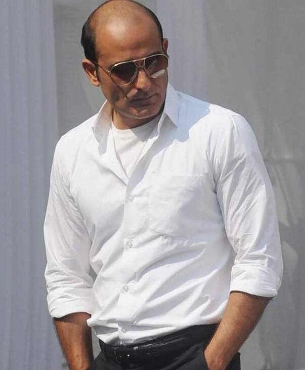 अक्षय खन्ना काफी कैंडिड नेचर के बताए जाते हैं लेकिन गंजेपन की वजह से उनका सेल्फ कॉन्फिडेंस खो दिया था. ये बात एक्टर ने खुद करण जौहर के शो कॉफी विद करण में कबूली थी. उन्होंने कहा था इस बात को स्वीकार करने में उन्हें दस साल लग गए थे. अक्षय ने कहा था कि 19-20 साल की उम्र में गंजेपन का शिकार होना काफी हताशा से भरा था.