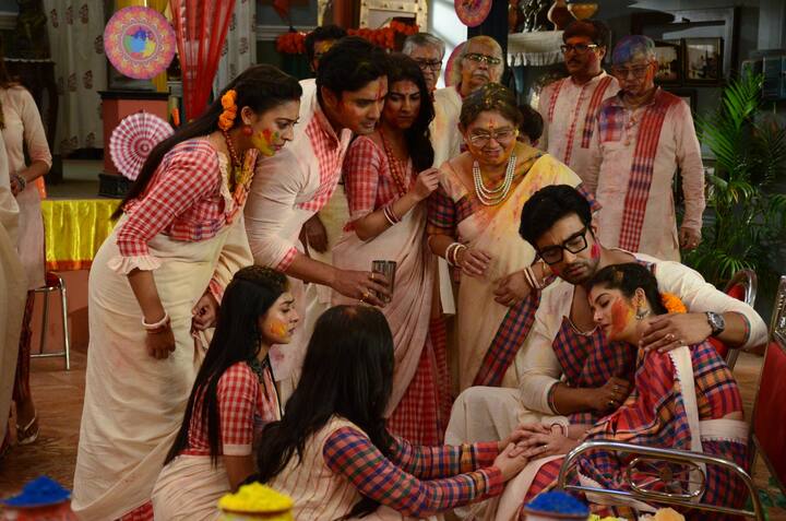 কিন্তু তাকে সরিয়ে সেখানে গিয়ে বসে শ্যামলী। শ্যামলীর এই কাজ লক্ষ করে অনিকেত। তার মন ছুঁয়ে যায় শ্যামলীর এই আত্মত্যাগ। তবে এরপরে গোটা বিষয়টা জানাজানি হতেই সেখানে আসে বম্ব স্কোয়ার্ডের লোকজন। তারা এসে সেই বম্ব নিষ্ক্রিয় করে ও দুই পরিবারকেই বিপদের হাত থেকে বাঁচায়।