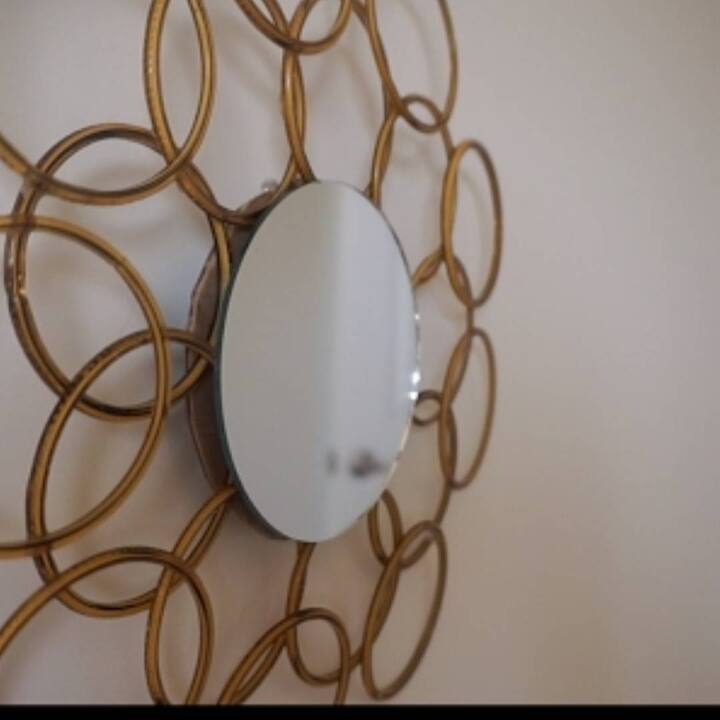 ਜੇਕਰ ਤੁਹਾਡੇ ਡਰੈਸਿੰਗ ਟੇਬਲ 'ਤੇ ਸ਼ੀਸ਼ਾ ਲੱਗਾ ਹੋਇਆ ਹੈ ਜਾਂ ਤੁਸੀਂ ਡਰਾਇੰਗ ਰੂਮ 'ਚ ਸ਼ੀਸ਼ੇ ਨੂੰ ਸਜਾਉਣਾ ਚਾਹੁੰਦੇ ਹੋ ਤਾਂ ਤੁਸੀਂ ਇਸ ਸ਼ੀਸ਼ੇ ਦੇ ਆਲੇ-ਦੁਆਲੇ ਪੁਰਾਣੀਆਂ ਚੂੜੀਆਂ ਵਿਵਸਥਿਤ ਕਰ ਸਕਦੇ ਹੋ। ਜੇ ਚੂੜੀਆਂ ਇੱਕੋ ਰੰਗ ਦੀਆਂ ਹੋਣ ਤਾਂ ਬਿਹਤਰ ਹੈ। ਜੇਕਰ ਚੂੜੀਆਂ ਵੱਖ-ਵੱਖ ਰੰਗਾਂ ਦੀਆਂ ਹਨ, ਤਾਂ ਹਰੇਕ ਰੰਗ ਦੀਆਂ ਘੱਟੋ-ਘੱਟ ਦੋ ਚੂੜੀਆਂ ਦੀ ਵਰਤੋਂ ਕਰੋ।