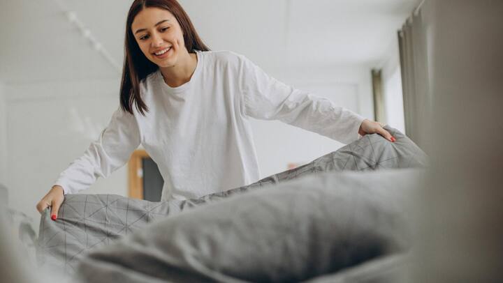 डबल साइड टेप का इस्तेमाल करें: बेडशीट के नीचे की तरफ चारों कोनों पर डबल साइड टेप लगाएं. यह बेडशीट को अपनी जगह पर टिकाए रखेगा, और वह सिकुड़ेगी नहीं.