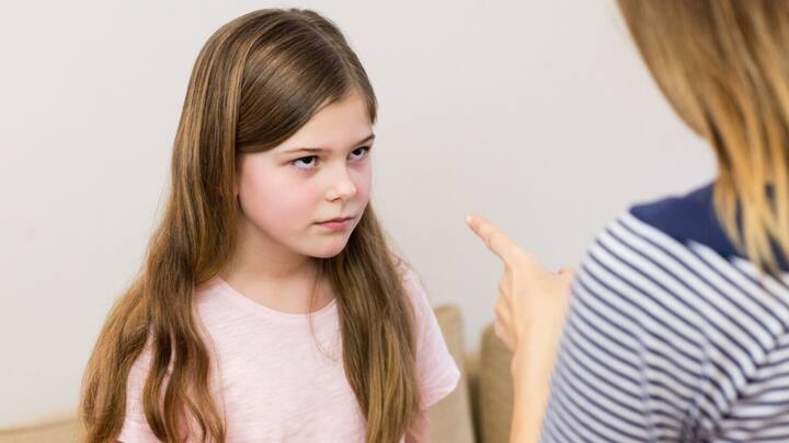 सब कुछ आसानी से दे देना: अगर आप बच्चों की हर मांग पूरी कर देते हैं, तो वो समझते हैं कि हर चीज मिलनी ही चाहिए. इससे उन्हें जिद्दी बनने की आदत पड़ जाती है.