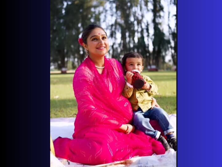 तस्वीरों में रीवा की राजकुमारी मोहिना कुमारी सिंह के चेहरे पर प्रेग्नेंसी का ग्लो साफ दिखाई दे रहा है. एक्ट्रेस समय- समय पर फैंस के सामने अपने बेबी बंप फ्लॉन्ट करती हुई नजर आती हैं.