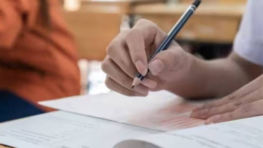 SSC Exam 2024 : हातात काठ्या घेऊन परीक्षा केंद्रावर खुलेआम कॉपी पुरवणाऱ्या टोळक्यांवर कारवाई, एबीपी माझाच्या वृत्ताची दखल SSC Exam 2024 Action taken against 21 persons who provided copies at exam center Ahmednagar Maharashtra Marathi News SSC Exam 2024 : हातात काठ्या घेऊन परीक्षा केंद्रावर खुलेआम कॉपी पुरवणाऱ्या टोळक्यांवर कारवाई, एबीपी माझाच्या वृत्ताची दखल